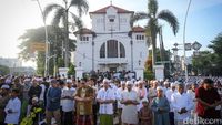 Suasana Salat Idul Fitri di Sekitar Gereja Koinonia Jatinegara