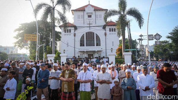 Suasana Salat Idul Fitri di Sekitar Gereja Koinonia Jatinegara