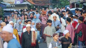 Potret Hangatnya Toleransi Beragama Saat Salat Id