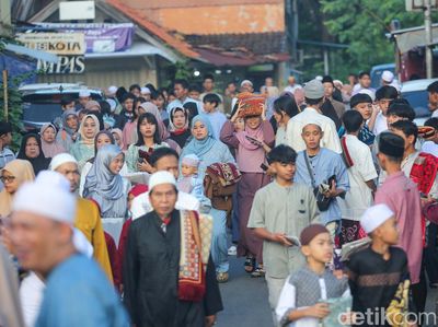 Potret Hangatnya Toleransi Beragama Saat Salat Id