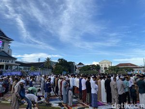 Warga Ambon Salat Id Perdana di Lapangan Merdeka Usai Konflik Maluku 1999 Warga Ambon Salat Id Perdana di Lapangan Merdeka Usai Konflik Maluku 1999