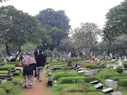 Hari Pertama Lebaran, Peziarah Ramai Kunjungi TPU Karet Bivak Jakpus