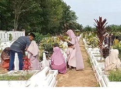 Usai Salat Idul Fitri, Ramai Warga di Kisaran Ziarah Kubur