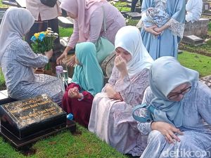Tamara Tyasmara Menangis saat Ziarah ke Makam Dante
