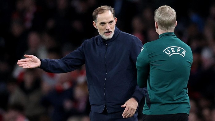 Soccer Football - Champions League - Quarter Final - First Leg - Arsenal v Bayern Munich - Emirates Stadium, London, Britain - April 9, 2024 Bayern Munich coach Thomas Tuchel remonstrates with the fourth official REUTERS/David Klein