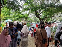 TPU Panaikang Makassar Dipadati Warga Ziarah Kubur, Lalin Tersendat