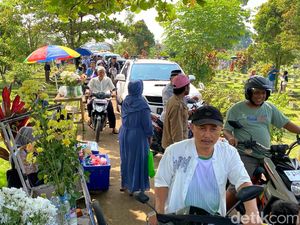 Kisah Mereka yang Mengais Cuan dari Peziarah Kuburan yang Datang Kisah Mereka yang Mengais Cuan dari Peziarah Kuburan yang Datang