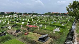 TPU Keputih Ramai Peziarah Saat Lebaran Idul Fitri