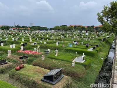 TPU Keputih Ramai Peziarah Saat Lebaran Idul Fitri