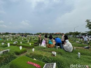 TPU Keputih Surabaya Ramai Didatangi Warga Nyekar di Hari Pertama Lebaran TPU Keputih Surabaya Ramai Didatangi Warga Nyekar di Hari Pertama Lebaran