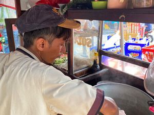 Cerita Mulyadi Laris Jual 100 Porsi Bakso Saat Lebaran: Biasanya Sepi