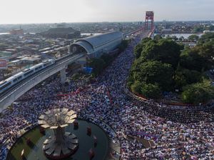 Tumpah Ruah Umat Muslim Jalani Salat Id di Palembang