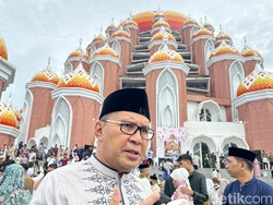 Danny Nilai Salat Id di Masjid 99 Kubah Makassar Momen Ulama-Umara Berkumpul