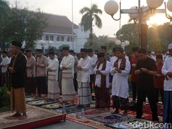 Walkot Eri dan Ribuan Warga Khusyuk Salat Id di Halaman Balai Kota Surabaya