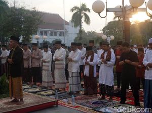 Walkot Eri dan Ribuan Warga Khusyuk Salat Id di Halaman Balai Kota Surabaya Walkot Eri dan Ribuan Warga Khusyuk Salat Id di Halaman Balai Kota Surabaya