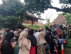 Warga Antre Panjang di Open House Anies, Tom Lembong Juga Turut Hadir