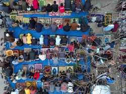 Video: Momen Pilu Warga Gaza Salat Id di Tengah Reruntuhan Bangunan