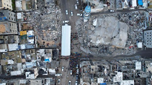 Warga Gaza Salat Id di Reruntuhan Masjid
