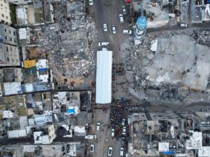 Warga Gaza Salat Id di Reruntuhan Masjid