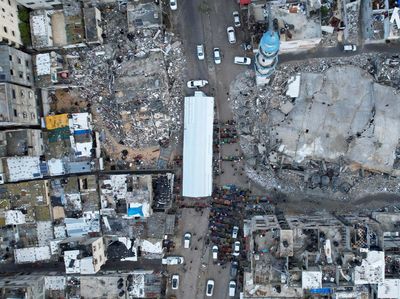 Warga Gaza Salat Id di Reruntuhan Masjid