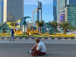 Sisi Lain Lebaran di Jakarta: Foto-foto di Jalan hingga Berburu Bakso