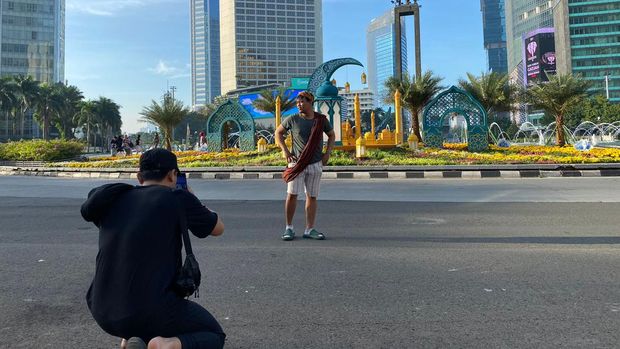 Hari pertama Lebaran 2024 jalanan di Jakarta tepatnya di sekitar Bundaran Hotel Indonesia (HI) hingga Jalan MH Thamrin lengang saat salat Idul Fitri. Sejumlah warga memanfaatkan momen ini dengan beragam aksi.