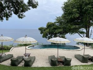 The Real Makan with View Lepas Pantai di Karangasem