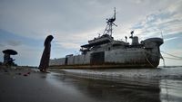 Eks KRI Teluk Bone yan Terdampar di Pariaman Jadi Wisata Dadakan