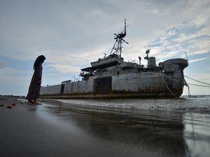 Eks KRI Teluk Bone yan Terdampar di Pariaman Jadi Wisata Dadakan