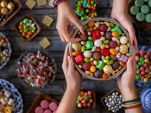 Anak Punya Alergi? Hati-hati, Waspadai Camilan Ini Saat Lebaran