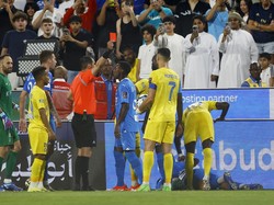 Akibat sikutannya ke Ali Al Bulayhi, Ronaldo dikartu merah di menit ke-86. Al Nassr juga tunduk 1-2 dari Al Hilal di laga semifinal Piala Super Arab Saudi. Foto: REUTERS/Rula Rouhana