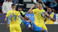 Gaya CR7 memberi sikutan maut ke Ali Al Bulayhi ini sudah menjadi sumber inspirasi sejumlah meme. Foto: REUTERS/Stringer