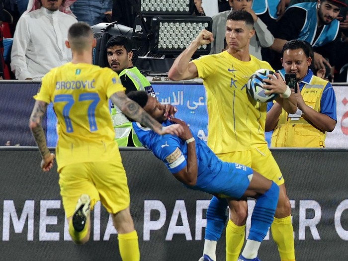 Soccer Football - Saudi Super Cup - Semi Final - Al Hilal v Al Nassr - Mohammed bin Zayed Stadium, Abu Dhabi, United Arab Emirates - April 9, 2024 Al Nassr's Cristiano Ronaldo clashes with Al Hilal's Ali Al Bulayhi before being shown a red card by referee Mohammed Al Hoaish REUTERS/Stringer
