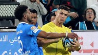 Sikutan maut Ronaldo mendarat telak ke tubuh Ali Al Bulayhi. Foto: REUTERS/Stringer