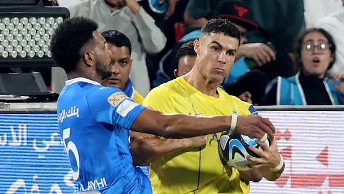 Ali Al Bulayhi, Cristiano Ronaldo Soccer Football - Saudi Super Cup - Semi Final - Al Hilal v Al Nassr - Mohammed bin Zayed Stadium, Abu Dhabi, United Arab Emirates - April 9, 2024 Al Nassr's Cristiano Ronaldo clashes with Al Hilal's Ali Al Bulayhi before being shown a red card by referee Mohammed Al Hoaish REUTERS/Stringer