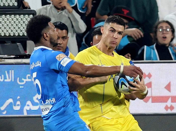 Soccer Football - Saudi Super Cup - Semi Final - Al Hilal v Al Nassr - Mohammed bin Zayed Stadium, Abu Dhabi, United Arab Emirates - April 9, 2024 Al Nassr's Cristiano Ronaldo clashes with Al Hilal's Ali Al Bulayhi before being shown a red card by referee Mohammed Al Hoaish  REUTERS/Stringer