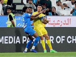 Ada yang menilai Ali Al Bulayhi berlebihan dalam merespons, tapi faktanya Ronaldo memang memberikan sikutan. Foto: REUTERS/Stringer