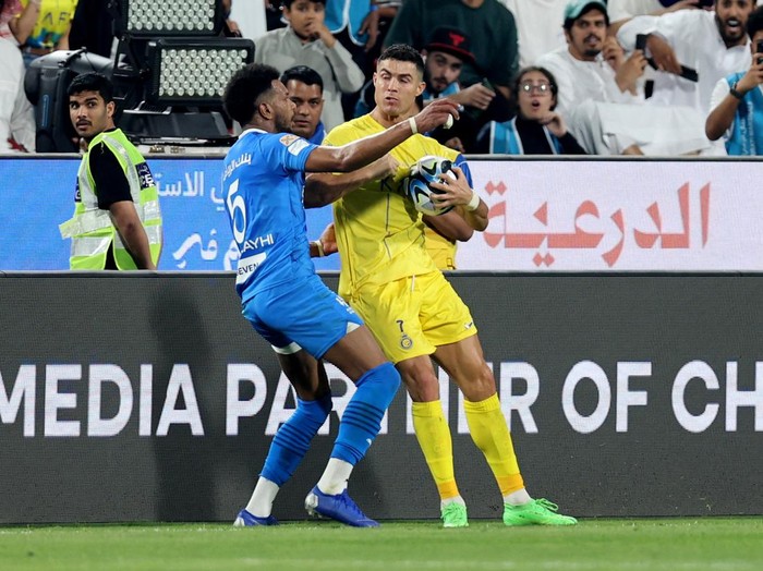 Soccer Football - Saudi Super Cup - Semi Final - Al Hilal v Al Nassr - Mohammed bin Zayed Stadium, Abu Dhabi, United Arab Emirates - April 9, 2024 Al Nassr's Cristiano Ronaldo clashes with Al Hilal's Ali Al Bulayhi before being shown a red card by referee Mohammed Al Hoaish REUTERS/Stringer