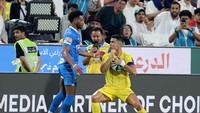 Ini adalah momen Ronaldo dengan sengaja menunggu untuk menyikut Ali Al Bulayhi. Foto: REUTERS/Stringer
