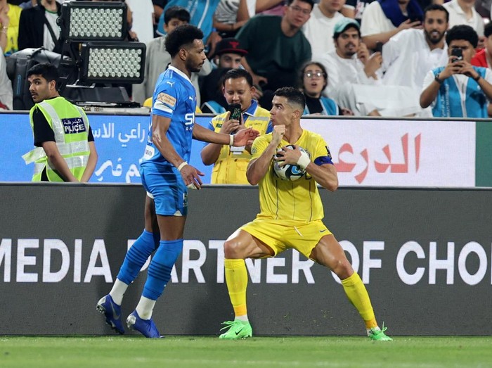 Soccer Football - Saudi Super Cup - Semi Final - Al Hilal v Al Nassr - Mohammed bin Zayed Stadium, Abu Dhabi, United Arab Emirates - April 9, 2024 Al Nassr's Cristiano Ronaldo clashes with Al Hilal's Ali Al Bulayhi before being shown a red card by referee Mohammed Al Hoaish REUTERS/Stringer
