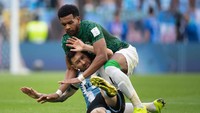 Publik pun mengenang salah satu aksi Al Bulayhi di Piala Dunia 2022, ketika berusaha memancing emosi Lionel Messi. Foto: Visionhaus/Getty Images/Visionhaus
