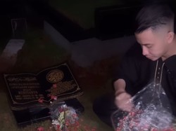 Momen Haru Suami Lebaran di Makam Stevie Agnecya