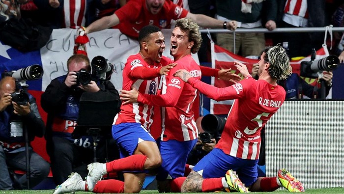 Soccer Football - Champions League - Quarter Final - First Leg - Atletico Madrid v Borussia Dortmund - Metropolitano, Madrid, Spain - April 10, 2024 Atletico Madrids Samuel Lino celebrates scoring their second goal with Rodrigo De Paul and Antoine Griezmann REUTERS/Violeta Santos Moura