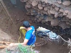 Banjir Terjang Munjungan Trenggalek, Rumah Warga Hanyut-Pemotor Terperosok