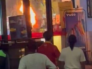 Bule Kekar Ngamuk di Minimarket Kuta Utara, Dikunci dari Luar oleh Pegawai Bule Kekar Ngamuk di Minimarket Kuta Utara, Dikunci dari Luar oleh Pegawai