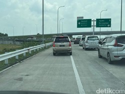 Antrean Panjang Terjadi di Exit Tol Nganjuk Dampak Mengkreng Macet