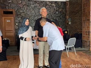 Ganjar Gelar Open House di Tawangmangu, Bagikan Boneka ke Anak-anak Ganjar Gelar Open House di Tawangmangu, Bagikan Boneka ke Anak-anak