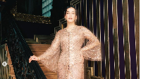 8 Gaya Artis dan Selebgram Pakai Baju Shimmer, Tren Lebaran 2024
