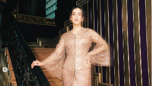 8 Gaya Artis dan Selebgram Pakai Baju Shimmer, Tren Lebaran 2024