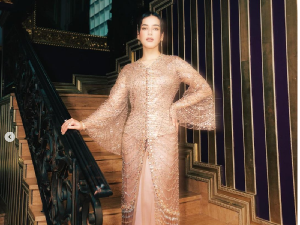 8 Gaya Artis dan Selebgram Pakai Baju Shimmer, Tren Lebaran 2024